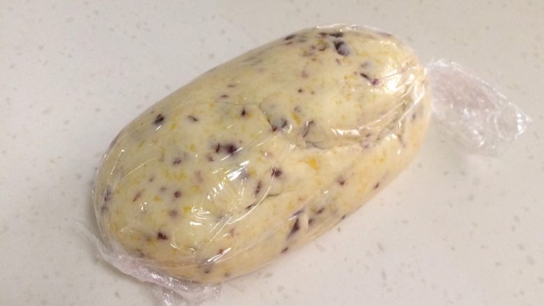 蔓越莓玛格丽特,给完成的饼干面团包上保鲜膜,入冰箱冷藏一小时。