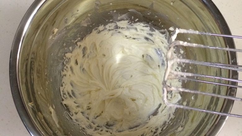 蔓越莓玛格丽特,当糖粉和黄油混合均匀后,转中高速打至黄油体积膨大一倍,色泽转浅白。