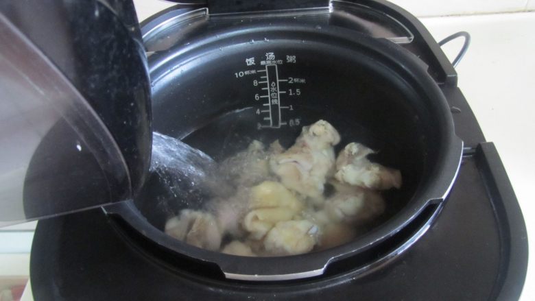 冬瓜蹄花汤,加入适量的水;