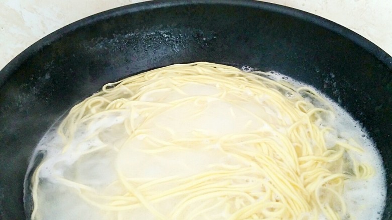 鸡丁酱油炒面,锅中注水烧开,放入面条煮至熟透。