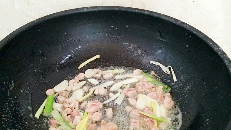 鸡丁酱油炒面,放入肉丁煸炒变色。