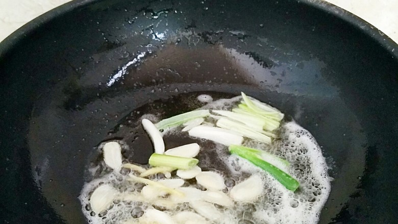 鸡丁酱油炒面,烧热炒锅放入1勺油,加热后放入葱,姜,蒜片炝锅出味。