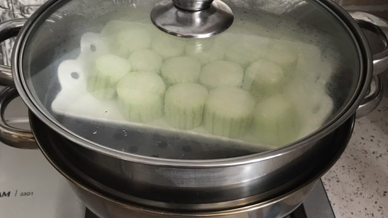 蒜蓉丝瓜——快手版,丝瓜上蒸锅。3—5分钟时间就可以了!
