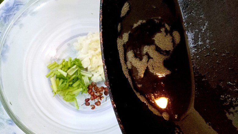 凉拌豆油皮,炒锅擦干,锅烧热。放适量油烧沸,烧沸后倒入油蒜 香菜 花椒的碗里。