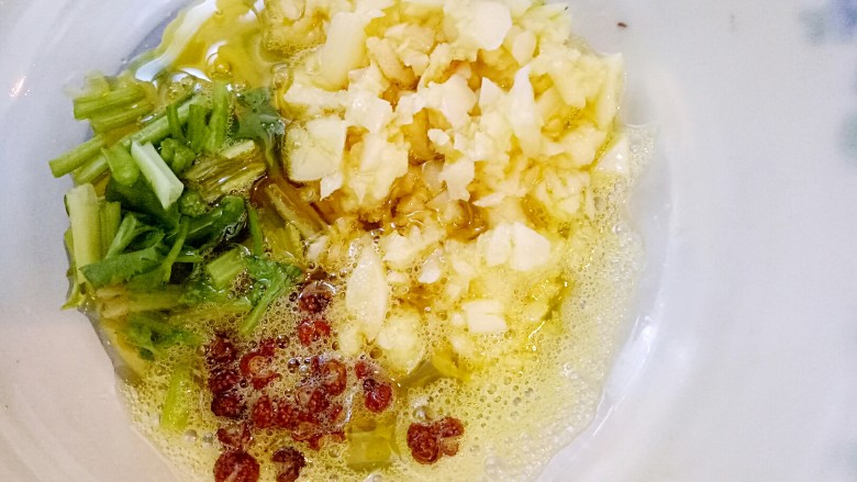 凉拌豆油皮,热油泼大蒜 花椒 香菜杆可以激发出食材的香味。