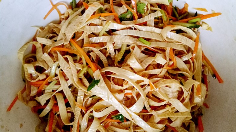 凉拌豆油皮,把主角豆油皮和辅料统统 拌 拌 拌 搅拌均匀入味即可。
