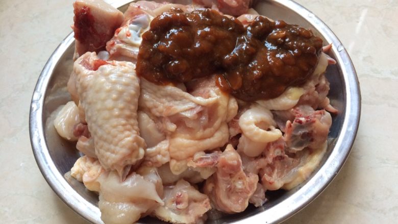 三汁焖锅,鸡肉切好,加海天黄豆酱两匙拌匀