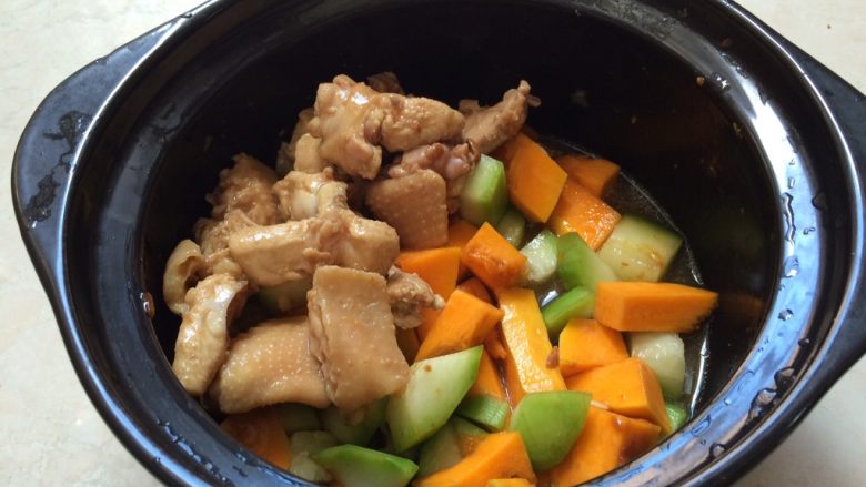 三汁焖锅,铺上鸡肉开小火慢慢焖,不需要加水!我加了一点,最后好多水出🙈焖至差不多熟,有香肠和炸豆腐的此时可放