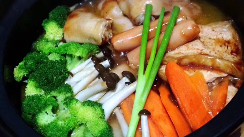 三汁焖锅,鸡翼香肠炸豆腐焖锅,小朋友非常喜欢😍