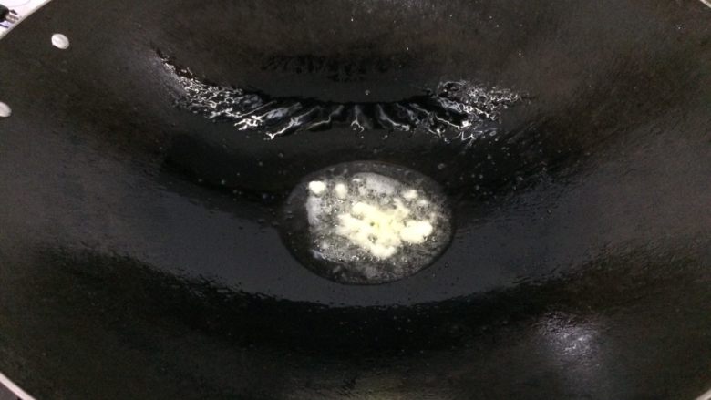 三汁焖锅,蒜子拍碎放花生油下锅