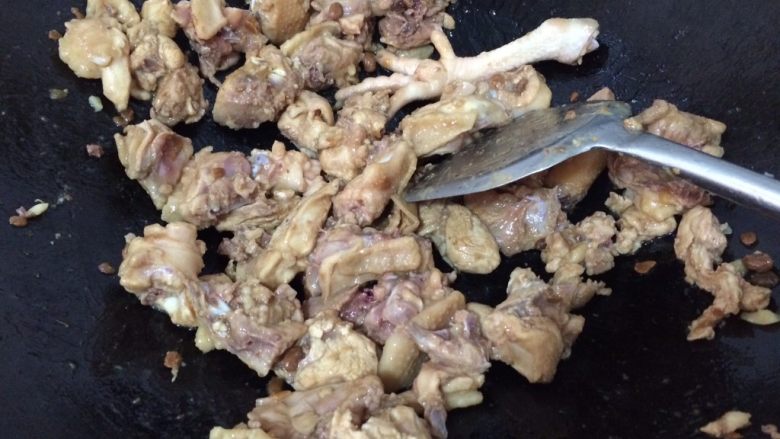 三汁焖锅,鸡肉下锅炒至八成熟(因为我煮的量比较大,炒过易熟)尽量熟一点,让南瓜和鸡肉熟的时间可以一致
