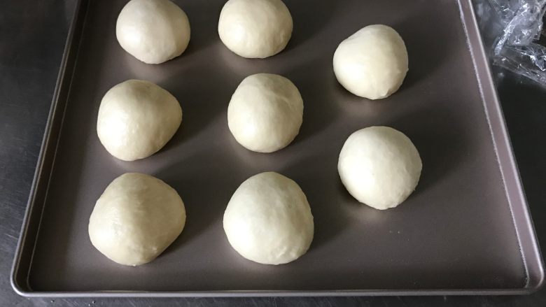 螺旋面包卷,分割后的面团揉圆,盖保鲜膜松弛20分钟