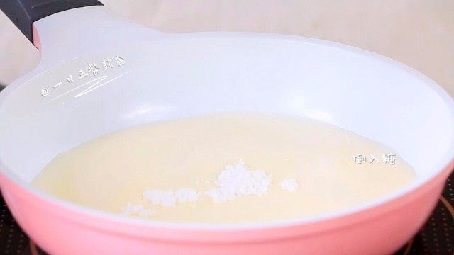 缤纷酸奶糕,先不开火,把牛奶,淡奶油,糖加入,开小火,一边加热一边搅拌至糖溶化后熄火。不需要让奶沸起来,要保持不沸腾状态。
