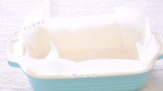 缤纷酸奶糕,剪一张烘焙纸,围住四周。这样做好脱模,其实不是非得脱模,用勺子挖着吃更好。不需要脱模也就不需要垫纸。