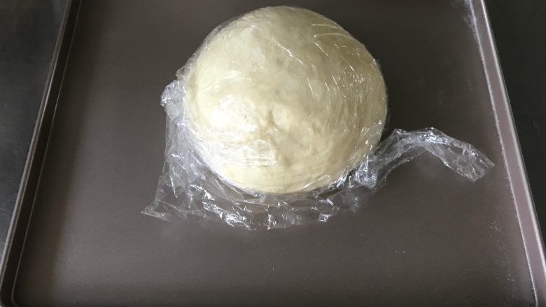 螺旋面包卷, 发酵好的面团排气揉匀,盖保鲜膜松弛10分钟