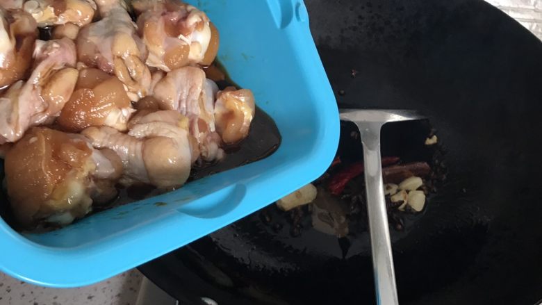 啤酒鸡,佐料炒出香味后,下入腌制好的鸡腿,翻炒