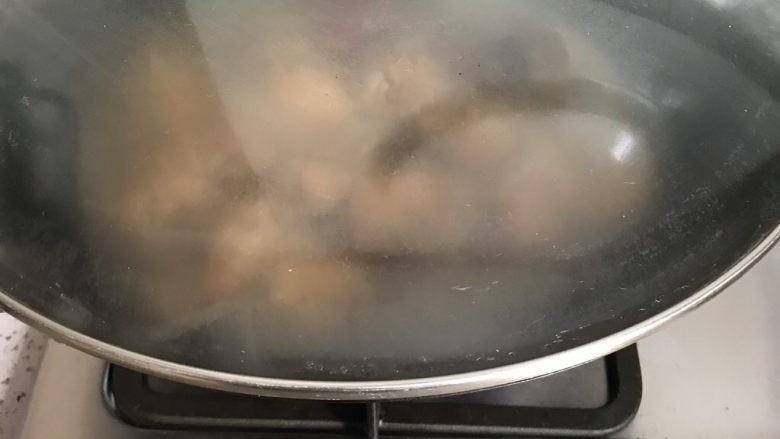 啤酒鸡,盖上锅盖,焖煮
