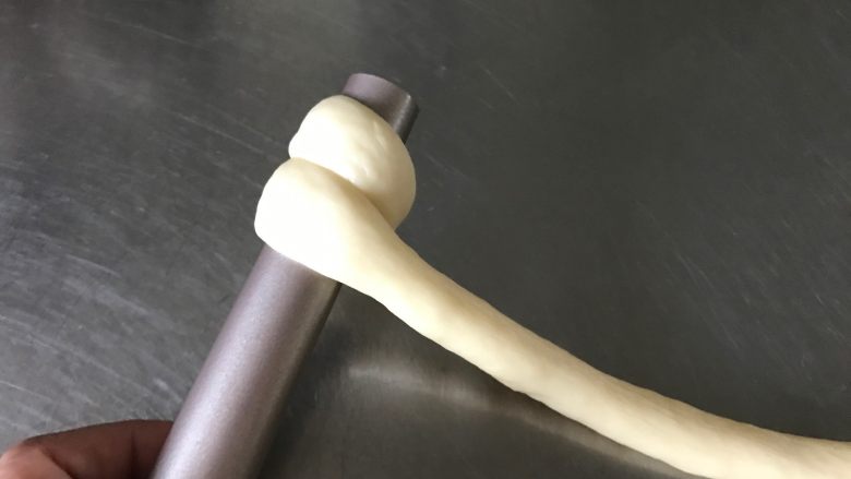 螺旋面包卷,再将面团缠绕在模具上,最后收口处要捏紧