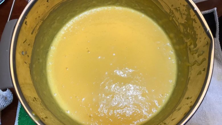 热带风情《芒果酸奶冰棒》【冷饮甜点】,搅拌后,用牙签扎破气泡。