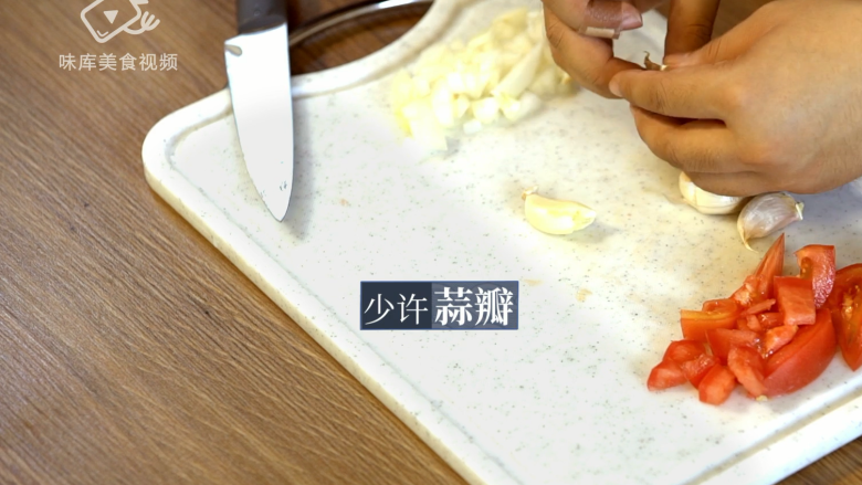 深夜看球饿肚子?三分钟学会做便捷大餐,预备少许蒜瓣切碎