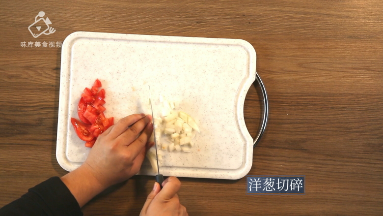 深夜看球饿肚子?三分钟学会做便捷大餐,洋葱切碎