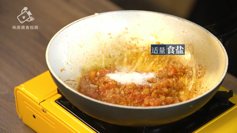 深夜看球饿肚子?三分钟学会做便捷大餐,加入适量食盐