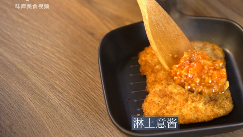 深夜看球饿肚子?三分钟学会做便捷大餐,淋上制作的意酱