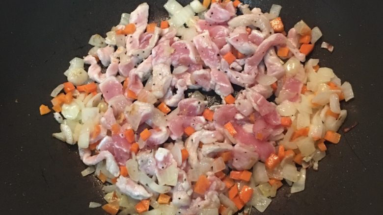 蛋包蕃茄炒饭,放入肉丝拌炒,