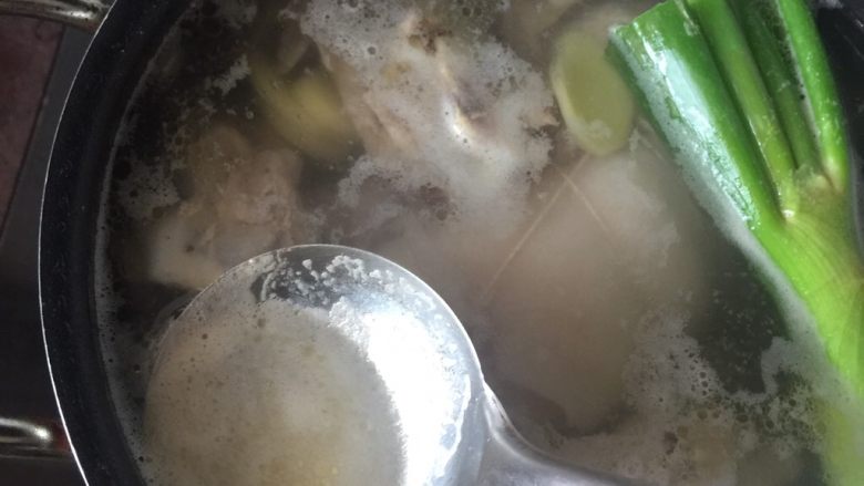 日式叉烧拉面配溏心蛋,待水开后,撇去浮沫,转小火煮1小时
