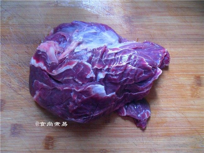 杂蔬炒牛肉,看清楚<a style='color:red;display:inline-block;' href='/shicai/ 216'>牛肉</a>纹路的方向，刀和<a style='color:red;display:inline-block;' href='/shicai/ 216'>牛肉</a>的纹理呈90度垂直来切。<a style='color:red;display:inline-block;' href='/shicai/ 216'>牛肉</a>的纤维组织较粗，结缔组织又较密实，所以要横切，将长纤维切断，容易咬烂。