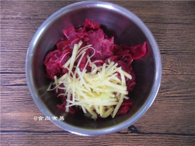 杂蔬炒牛肉,将切好的肉片放入大盆中，调入切好的姜丝、盐、<a style='color:red;display:inline-block;' href='/shicai/ 692'>酱油</a>、<a style='color:red;display:inline-block;' href='/shicai/ 847'>香油</a>、淀粉