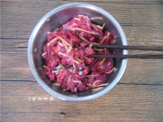 杂蔬炒牛肉,用筷子朝一个方向搅拌,当感到很吃力时,慢慢加入清水,再次搅拌均匀,直至水分被牛肉完全吸收,连续加3次清水拌匀,腌制片刻