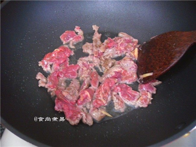 杂蔬炒牛肉,烧热锅，倒入<a style='color:red;display:inline-block;' href='/shicai/ 851'>橄榄油</a>，倒入牛肉大火煸炒片刻