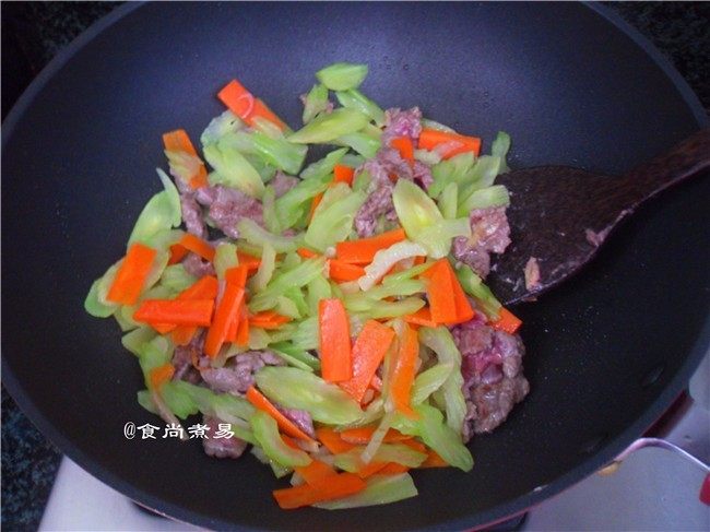 杂蔬炒牛肉,炒至牛肉发白,倒入焯熟的胡萝卜和西芹