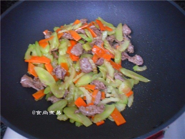 杂蔬炒牛肉,搅拌均匀，即可铲起