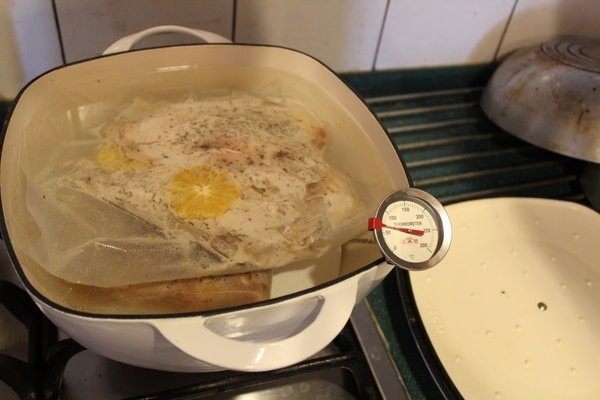 在家也可以轻松舒肥,不同的食材需要不同的温度和时间来进行处理。不断的尝试和经验的累积是很重要,但是参考一些前辈的食谱经验也是可以事半功倍,大家一起来舒肥吧!