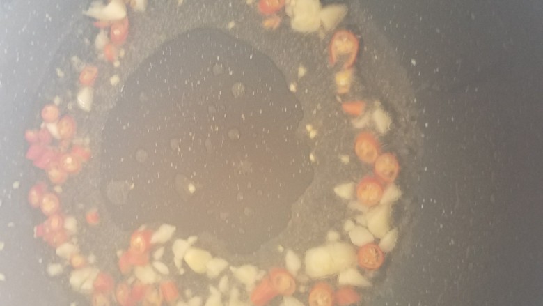 快手开胃酸辣土豆条,热锅凉油,入蒜末,辣椒,小葱,小火翻炒出香味