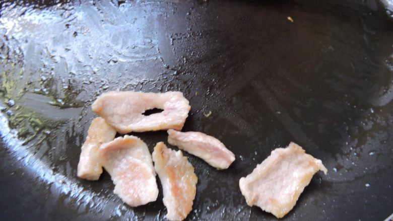红葱猪油拌饭,锅子擦拭干净,猪肉煎至微焦,