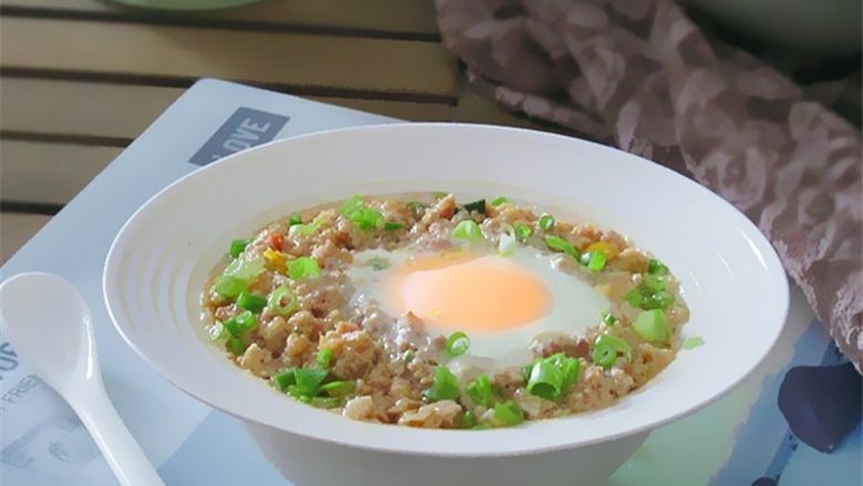 肉饼蒸蛋,蒸好后可以滴入香油、味极鲜调味食用,也可以不加任何调味料