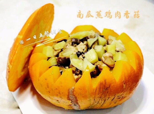 南瓜蒸香菇鸡肉,把你喜欢的菜,一起蒸,省事。蒸又最大化的保存了食物的营养,试试吧?不会失望哦~~~