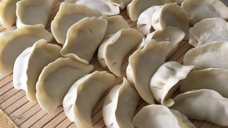 猪肉卷心菜饺子,皮是买现成的,所以直接包就行了