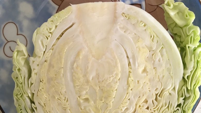 猪肉卷心菜饺子,卷心菜1/2,剁碎加入调好的肉里