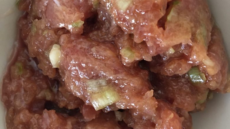 猪肉卷心菜饺子,猪肉剁碎加葱花姜,剁好加入油海鲜酱油,十三香鸡精