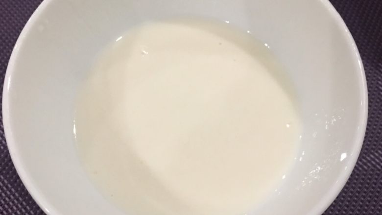 台式蚵仔卷,准备好面粉水和春卷皮,面粉和水的比例是1:3。