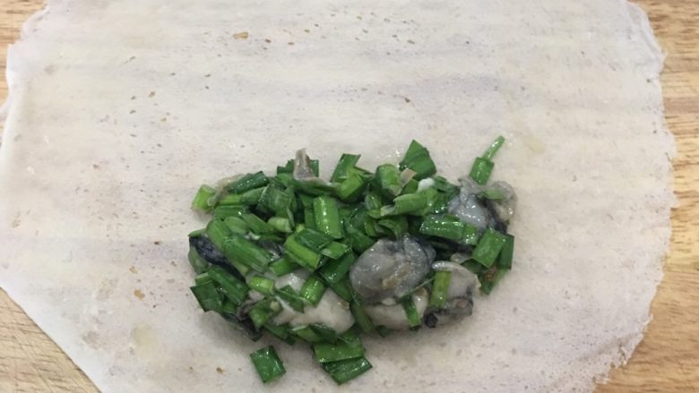 台式蚵仔卷,开始包蚵仔卷,先放馅料,要确保每一卷都有蚵仔(蚝),