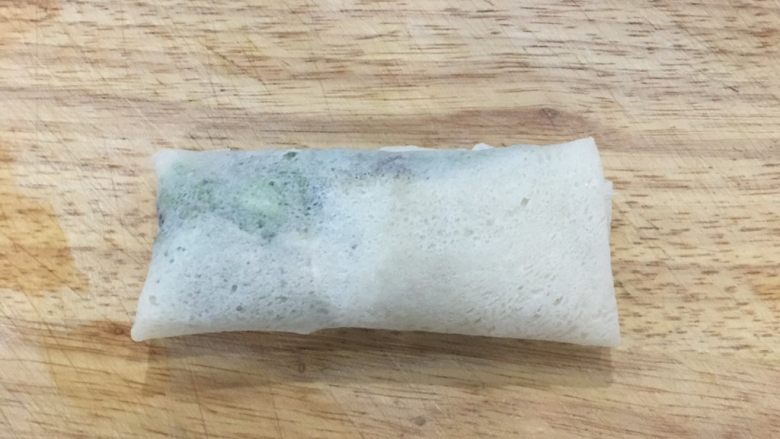 台式蚵仔卷,接着在春卷皮尾端涂上面粉水后,就可以卷起黏合,