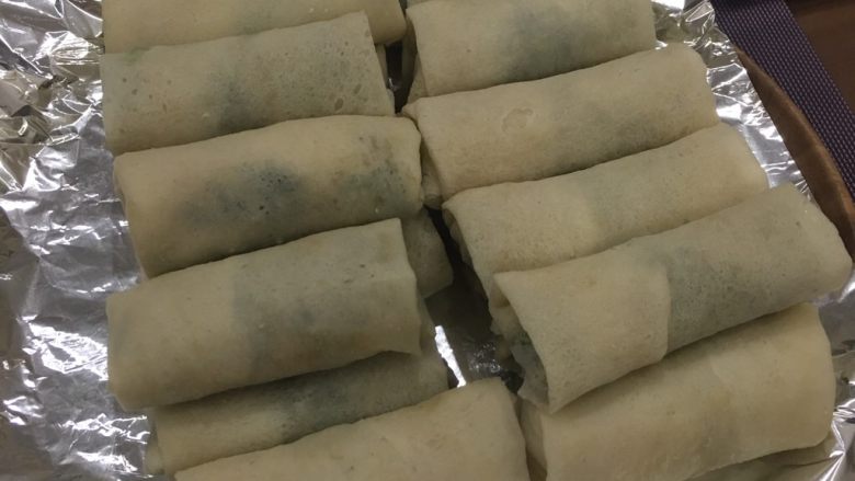 台式蚵仔卷,放的时候黏合处朝下,就完成了。这次的内馅约可卷20卷,卷好后直接放冷冻库冰起来。(这样卷春卷厚薄才会平均,如春卷皮太薄,也可以用2张来卷,避免皮破了漏馅)