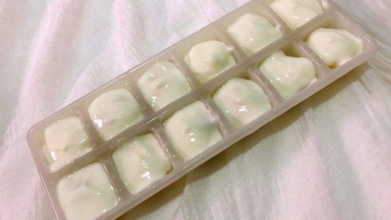 好吃的酸奶水果雪糕,自己在家轻松做,你也试试看
,全部装好后,表面有点不平整。
