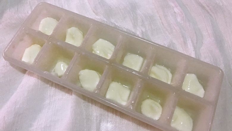 好吃的酸奶水果雪糕,自己在家轻松做,你也试试看
,在底部装入少许酸奶。