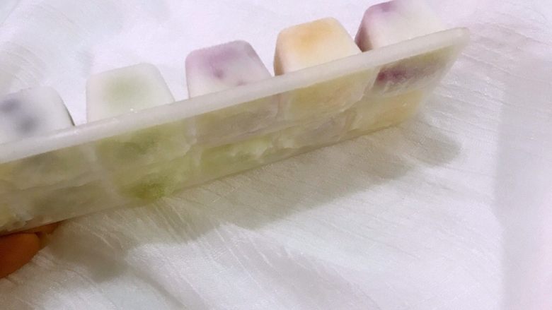 好吃的酸奶水果雪糕,自己在家轻松做,你也试试看
,几小时后就好。取的时候在外层可淋下水或者放一会就能脱出。